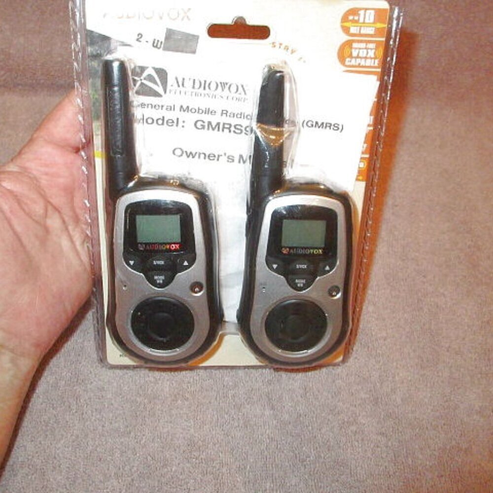 Audiovox 2 Way Radios GMRS9010-2 Hand Free 10 Miles Flashlight + Extras New